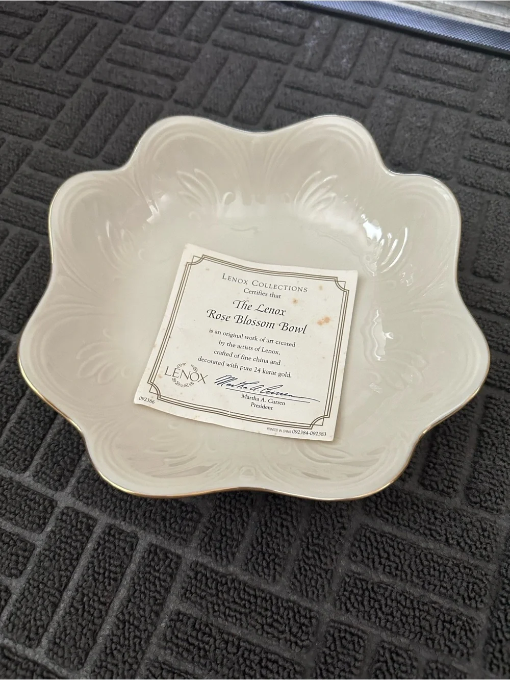 Lenox Cream Floral Scalloped Serving Bowl with Gold 24 k Edge